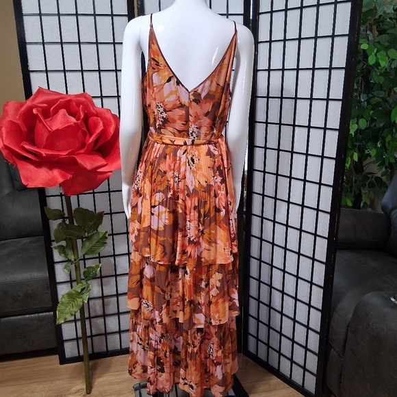 WHITE HOUSE BLACK MARKET. Pretty Long, Layered floral design - Picture 9 of 16